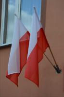 Flagi Rzeczypospolitej Polskiej wywieszone na frontonie budynku naszego Domu.