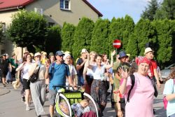 Uczestnicy 33. Ełckiej Pieszej Pielgrzymki na Jasną Górę wchodzą na teren Parafii Świętego Wojciecha w Nasielsku.