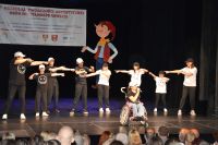 Kolejny występ wokalny. Tym razem z towarzyszącą mu choreografią taneczną.