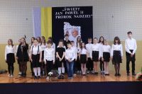 Piękny występ artystyczny w wykonaniu Uczniów Szkoły Podstawowej im. Jana Pawła II w Dębinkach.