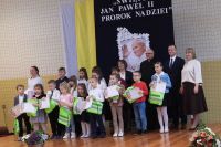 Przyznanie nagród młodym uczestnikom konkursu plastycznego poświęconego Janowi Pawłowi II.