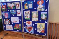 Prace Plastyczne Uczniów Szkoły Podstawowej im. Jana Pawła II w Dębinkach przedstawiające Patrona ich Placówki.