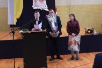 Pan Maciej pięknie odczytał życzenia z karty pamiątkowej dla Uczniów, Pani Dyrektor oraz wszystkich Pracowników szkoły.