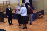 Zastępca Dyrektora – Pani Renata Różalska wraz z Mieszkańcami naszego Domu wręczają obraz Świętego Jana Pawła II.