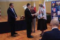 Przedstawiciele naszego Domu składają na ręce Pani Dyrektor życzenia z okazji Święta Szkoły Podstawowej w Dębinkach.