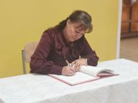 Zastępca Dyrektora naszego Domu – Pani Renata Różalska dokonuje pamiątkowego wpisu w kronice szkoły.