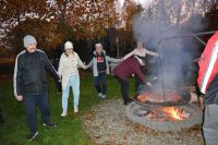 Zdjęcia z naszego jesiennego spotkania przy ognisku w Ogrodzie Terapeutycznym. Listopad 2025 roku.