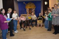 Bożonarodzeniowa wizyta Uczniów z nasielskiej szkoły w naszym Domu. Grudzień 2025 roku.