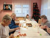 Świąteczne dekoracje oraz wspólne zajęcia w ostatnich dniach przed Bożym Narodzeniem 2025 roku.