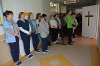 Personel naszego Domu podczas Mszy Świętej odprawionej w kaplicy Placówki.