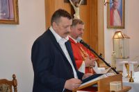 Podczas nabożeństwa Pan Krzysztof odczytał tekst Modlitwy Wiernych.