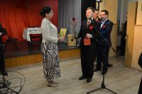 Samorząd Mieszkańców podarował Pani Dyrektor własnoręcznie wykonaną kartę, upominek oraz piękny kwiat.