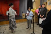 Następnie życzenia złożyli pracownicy Domu, przekazując na ręce Solenizantki bukiet kwiatów.