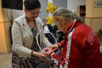 Pani Dyrektor częstuje Mieszkańców imieninowymi cukierkami.