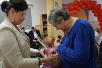 Imieninowe cukierki dla uczestników spotkania.