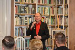 Spotkanie z poezją księdza Jana Twardowskiego w Miejsko-Gminnej Bibliotece Publicznej w Nasielsku.