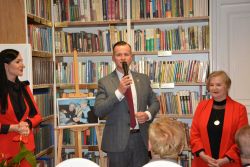 Spotkanie z poezją księdza Jana Twardowskiego w Miejsko-Gminnej Bibliotece Publicznej w Nasielsku.