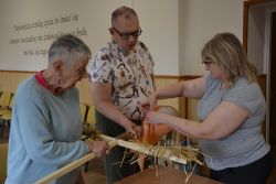 W związku ze zbliżającym się Pierwszym Dniem Wiosny zabraliśmy się za przygotowanie kukły Marzanny.