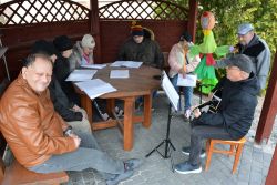 Obchody Pierwszego Dnia Wiosny rozpoczęliśmy od spotkania w ogrodowej altanie.