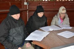 W zaciszu naszej altany śpiewaliśmy popularne piosenki przy akompaniamencie gitary.