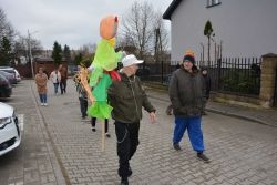 Rozpoczynamy spacer nad okoliczną rzekę. Na czele grupy Pan Adam z Marzanną.