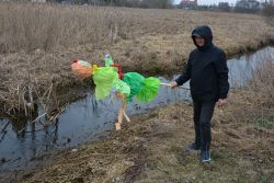 Po dotarciu nad rzekę mogliśmy w końcu zatopić naszą Marzannę.