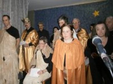 Chciałbym przy żłóbku Twoim stać - śpiewają artyści.