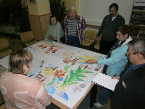 Wspólne rozmowy na temat stworzonej pracy plastycznej.