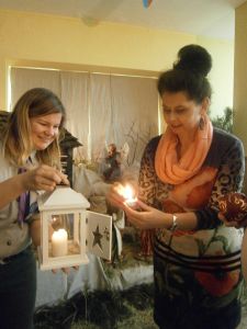 Pani Dyrektor odbiera od harcerzy Światełko Pokoju