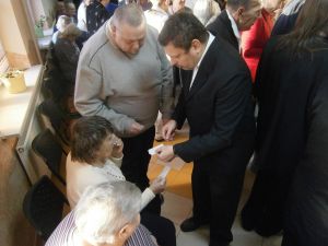 Mieszkańcy dzielą się Opłatkiem.