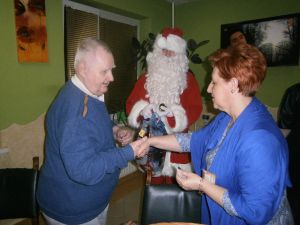 Święty Mikołaj odwiedza zespoły mieszkalne.