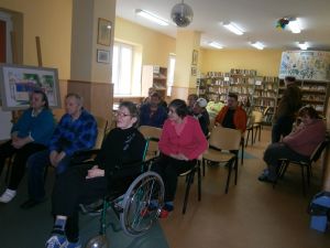 Uczestnicy spotkania oczekujący na swoje kartki walentynkowe.