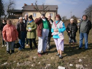 Zdjęcie grupowe nad rzeką.