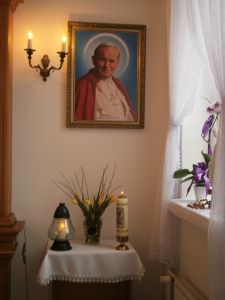 Portret Świętego Jana Pawła II w kaplicy naszego Domu.