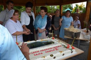 Pani Dyrektor i Pani Starosta kroją jubileuszowy tort.