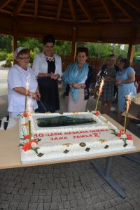 Pani Dyrektor i Pani Starosta kroją jubileuszowy tort.