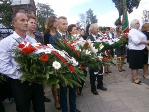 Osoby zgromadzone podczas uroczystości na cmentarzu w Nasielsku.