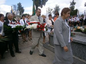 Delegacja Mieszkańców DPS składa kwiaty przy grobie żołnierzy.