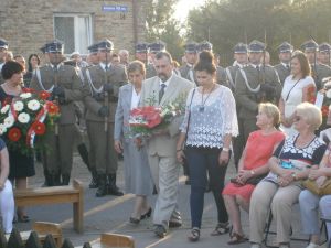 Delegacja DPS Nasielsk składa kwiaty pod pomnikiem.