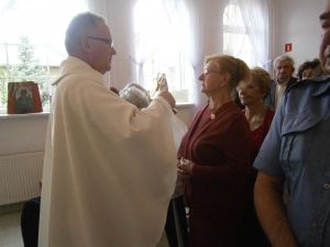 Nasi Goście całują Relikwie Świętego Jana Pawła II.
