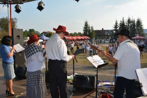 Zespół "Promień" na scenie przed publicznością.