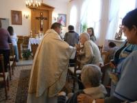 Mieszkańcy całują Relikwie Świętego Jana Pawła II.