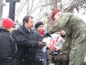 Delegacja DPS składa kwiaty przy grobie nieznanego żołnierza.
